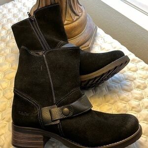 Taos Women’s brown suede and leather block heel ankle boots NWOT